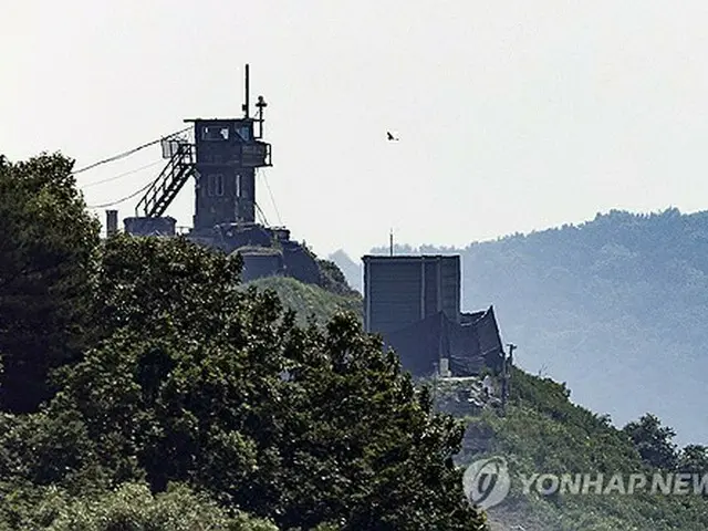 今月１０日、南北軍事境界線に近い京畿道坡州市で、北朝鮮に向けた拡声器が設置されていた軍事施設が幕で覆われている＝（聯合ニュース）