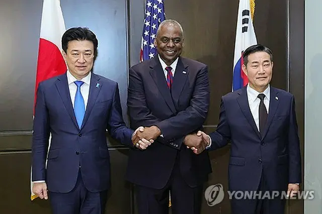 ６月２日、シンガポールで会談した（右から）韓国の申源湜国防部長官、米国のオースティン国防長官、日本の木原稔防衛相＝（聯合ニュース）