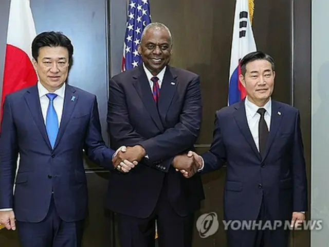 ６月２日、シンガポールで会談した（右から）韓国の申源湜国防部長官、米国のオースティン国防長官、日本の木原稔防衛相＝（聯合ニュース）