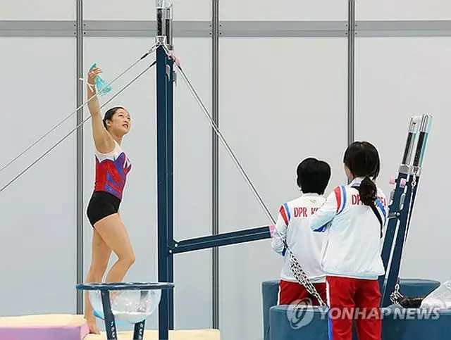 練習するアン・チャンオク選手＝２２日、パリ（聯合ニュース）