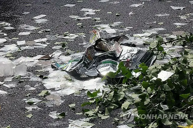 ソウル市内の道路に落下した北朝鮮のごみ風船＝２４日、ソウル（聯合ニュース）