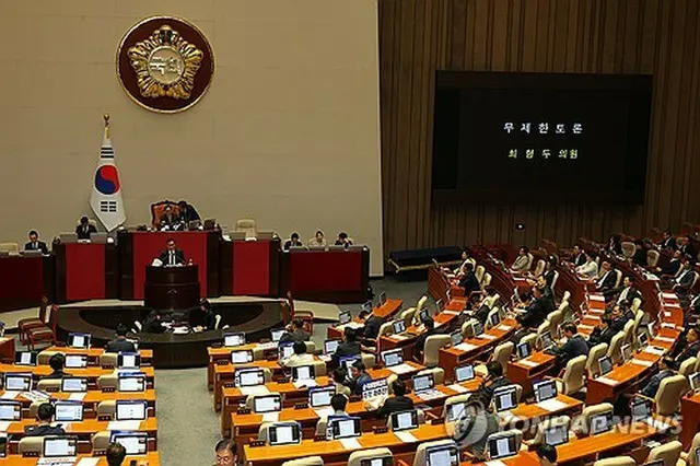 ２５日の国会本会議でフィリバスターを行う「国民の力」の国会議員ら＝（聯合ニュース）