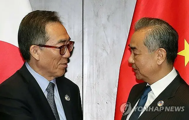 趙兌烈・外交部長官（左）と王毅外相（共同取材）＝２６日、ビエンチャン（聯合ニュース）