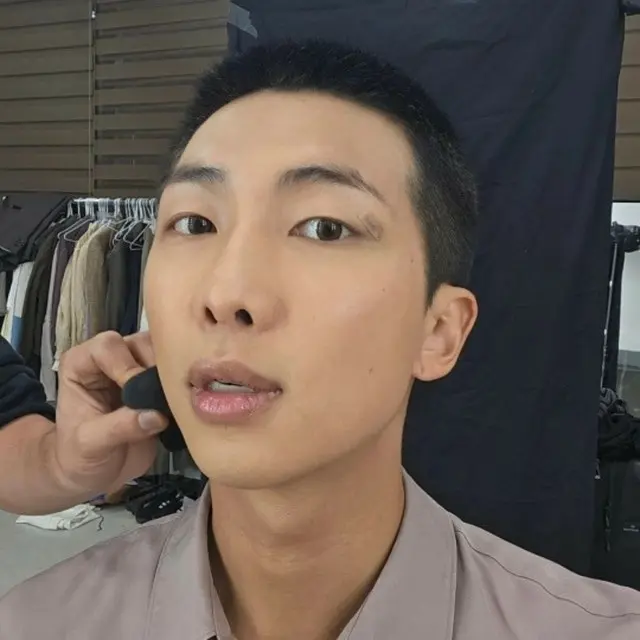 軍服務中「BTS」RM、“丸刈り１周年”記念…いがぐり頭でもかっこいい