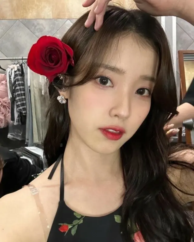 IU（アイユー）、まるで花のよう…赤いバラもお似合い