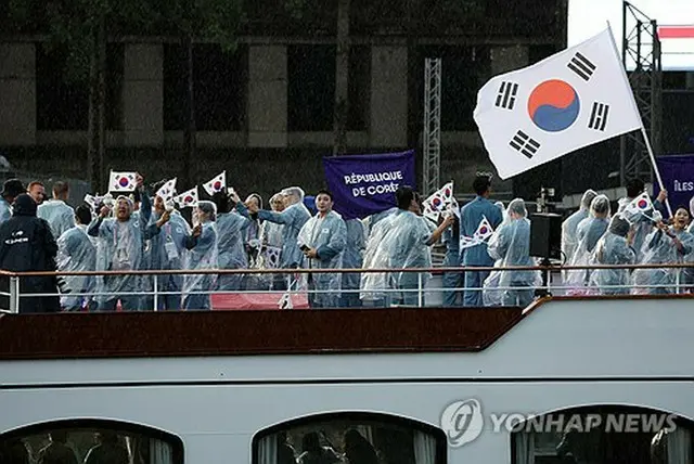 セーヌ川での開会式に登場した韓国選手団＝２７日、パリ（聯合ニュース）