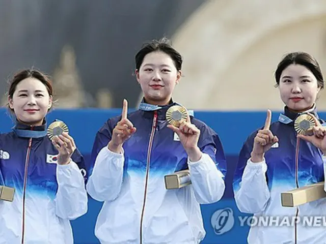 表彰台で笑顔を見せるアーチェリー女子韓国代表＝２８日、パリ（聯合ニュース）