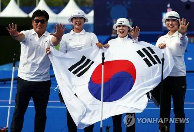 五輪１０連覇を決め、喜ぶアーチェリー女子韓国代表＝２８日、パリ（聯合ニュース）