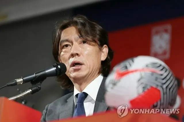 就任記者会見を行うサッカー男子韓国代表の洪明甫監督＝２９日、ソウル（聯合ニュース）