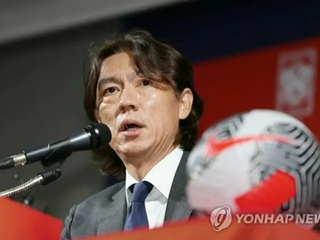 就任記者会見を行うサッカー男子韓国代表の洪明甫監督＝２９日、ソウル（聯合ニュース）