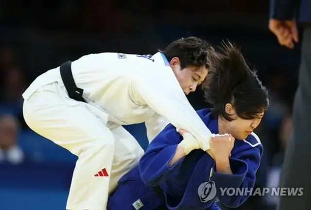 柔道女子５７キロ級の決勝で戦う韓国代表の許海実（右）＝２９日、パリ（聯合ニュース）