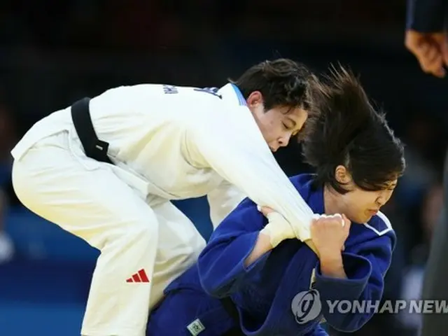 柔道女子５７キロ級の決勝で戦う韓国代表の許海実（右）＝２９日、パリ（聯合ニュース）