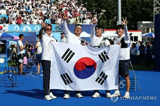 金メダルを決め、国旗を手に喜ぶアーチェリー男子の韓国代表＝２９日、パリ（聯合ニュース）