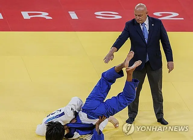 準決勝でブラジルのシルバに技を決める許＝２９日、パリ（聯合ニュース）