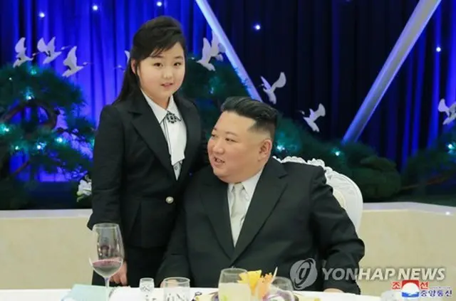 北朝鮮の金正恩氏（右）と娘のキム・ジュエ氏＝（朝鮮中央通信＝聯合ニュース）