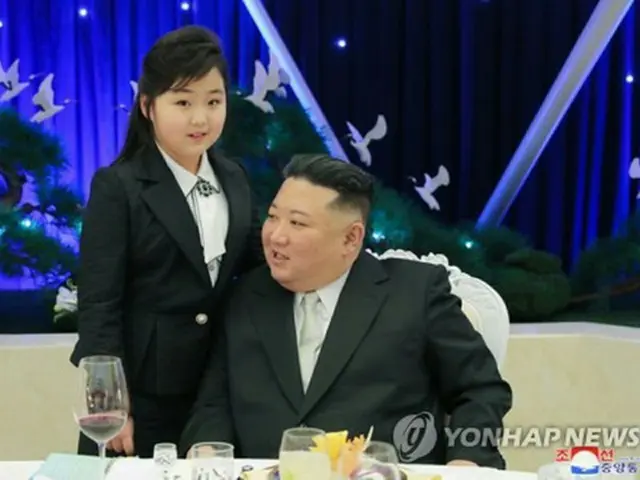 北朝鮮の金正恩氏（右）と娘のキム・ジュエ氏＝（朝鮮中央通信＝聯合ニュース）