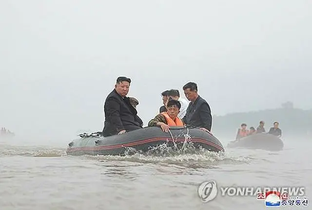 大雨による被災地を視察する金正恩氏＝（朝鮮中央通信＝聯合ニュース）≪転載・転用禁止≫