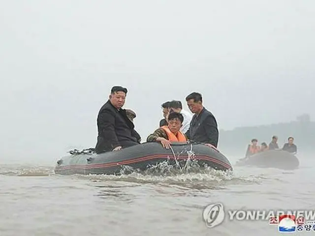 大雨による被災地を視察する金正恩氏＝（朝鮮中央通信＝聯合ニュース）≪転載・転用禁止≫