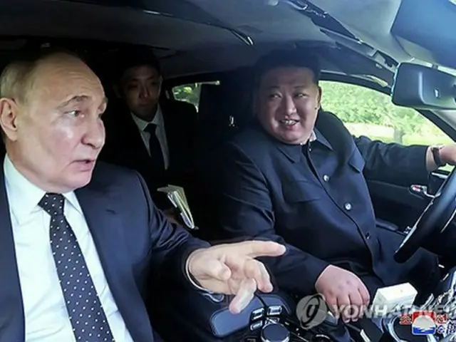 プーチン氏（左）から贈られたロシア製の高級車「アウルス」を運転する金正恩氏＝（朝鮮中央通信＝聯合ニュース）≪転載・転用禁止≫