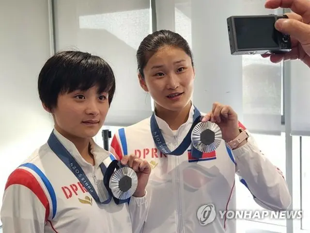 女子１０メートルシンクロ高飛び込みで銀メダルを獲得した北朝鮮のキム・ミレ、チョ・ジンミ組＝３１日、パリ（聯合ニュース）