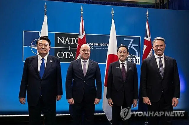 ＮＡＴＯ首脳会議に合わせ、７月１１日に米ワシントンで、韓国、日本、オーストラリア、ニュージーランドによる首脳会談が開かれた。記念撮影する４カ国の首脳（共同取材）＝（聯合ニュース）