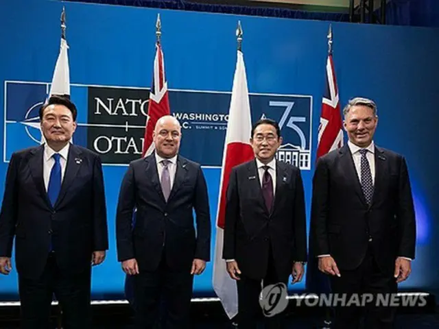 ＮＡＴＯ首脳会議に合わせ、７月１１日に米ワシントンで、韓国、日本、オーストラリア、ニュージーランドによる首脳会談が開かれた。記念撮影する４カ国の首脳（共同取材）＝（聯合ニュース）