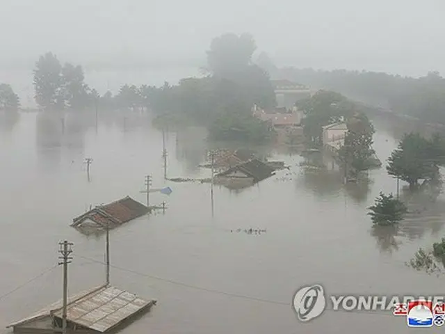 洪水により水没した新義州市の住宅＝（朝鮮中央通信＝聯合ニュース）≪転載・転用禁止≫