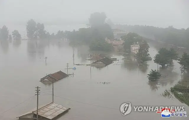 洪水により水没した新義州市の住宅＝（朝鮮中央通信＝聯合ニュース）≪転載・転用禁止≫