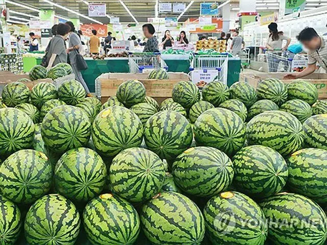 ソウル市内の大型スーパーの食品売り場＝（聯合ニュース）