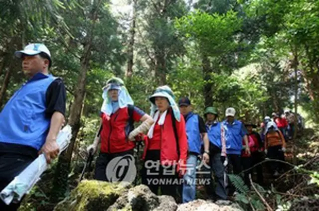 世界遺産の洞窟群、拒文岳一帯をトレッキングする島民と観光客＝（聯合）