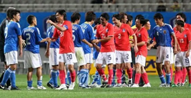 試合終了後、健闘をたたえ合う両チーム＝19日、ソウル（聯合）