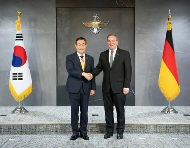 握手を交わす申氏（左）とピストリウス氏（国防部提供）＝（聯合ニュース）≪転載・転用禁止≫