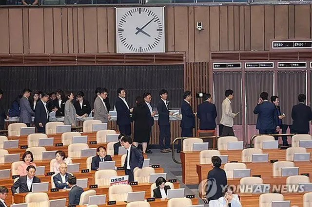 退席する与党議員＝２日、ソウル（聯合ニュース）