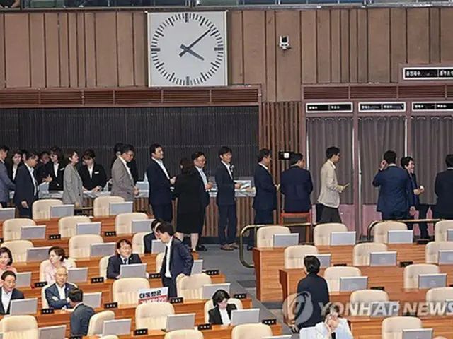 退席する与党議員＝２日、ソウル（聯合ニュース）