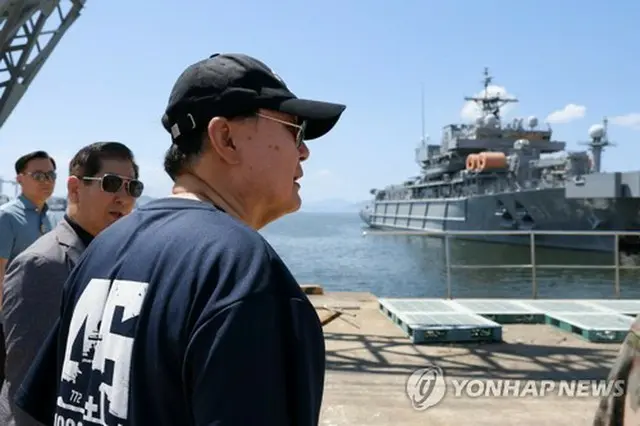 昨年の夏休みに慶尚南道・鎮海の海軍基地を訪れた尹大統領。２０１０年に北朝鮮に撃沈された韓国海軍哨戒艦「天安」を示す「ＰＣＣ７７２」とプリントされたＴシャツと帽子を着用している（大統領室提供）＝（聯合ニュース）≪転載・転用禁止≫