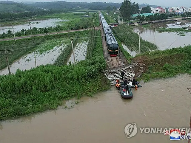 水害の被災地を視察する北朝鮮の金正恩氏＝（朝鮮中央通信＝聯合ニュース）≪転載・転用禁止≫