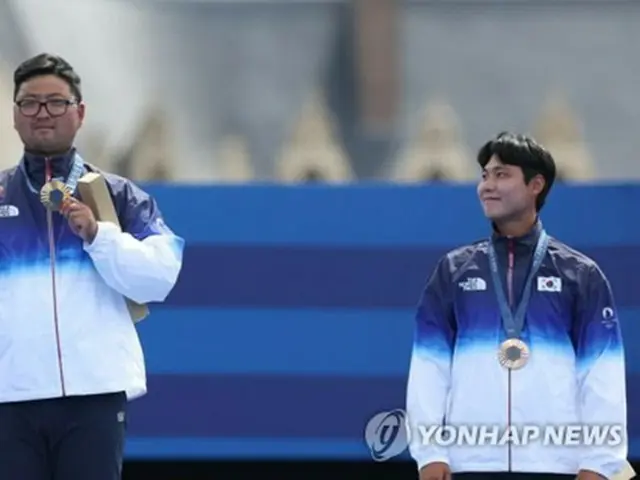 アーチェリー男子個人決勝で優勝した金優鎮（左）＝４日、パリ（聯合ニュース）