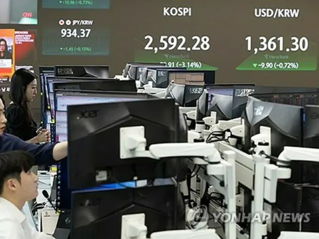 ハナ銀行本店のディーリングルームのモニターに表示されたＫＯＳＰＩ＝５日、ソウル（聯合ニュース）