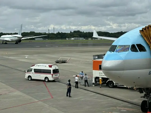 機長を搬送する救急車（読者提供）＝（聯合ニュース）≪転載・転用禁止≫