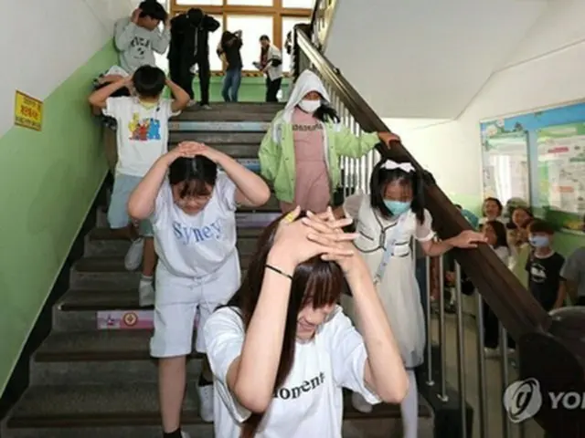 ５月に行われた民防衛訓練で避難する仁川市内の小学校の児童ら＝（聯合ニュース）