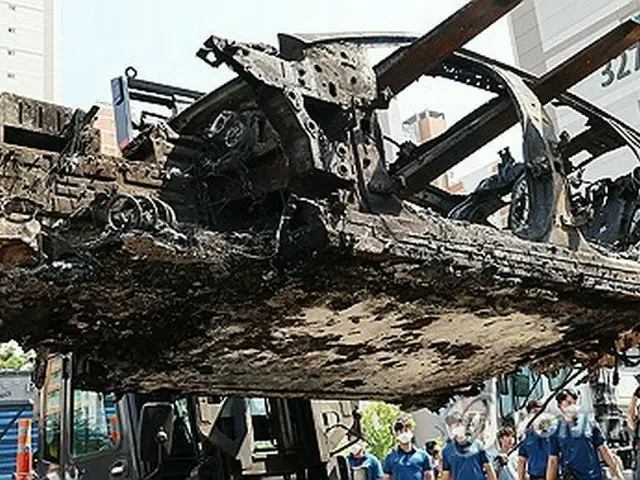 今月５日、仁川市のマンション地下駐車場で発生した火災で全焼した電気自動車（ＥＶ）＝（聯合ニュース）