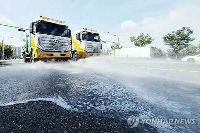 南西部・光州市で道路に水をまく散水車＝８日、光州（聯合ニュース）