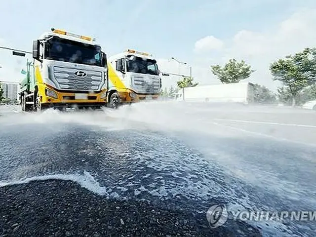 南西部・光州市で道路に水をまく散水車＝８日、光州（聯合ニュース）