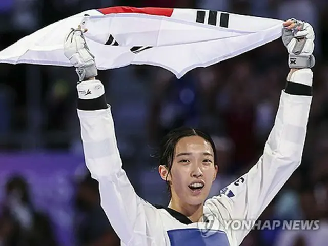 テコンドー女子５７キロ級で優勝した韓国のキム・ユジン＝８日、パリ（聯合ニュース）