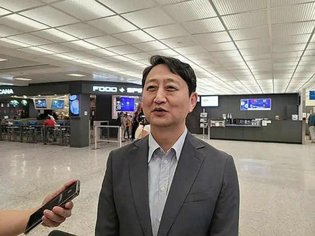 米ワシントン近郊のダレス国際空港に到着した韓国の安徳根・産業通商資源部長官＝７日、ワシントン（聯合ニュース）