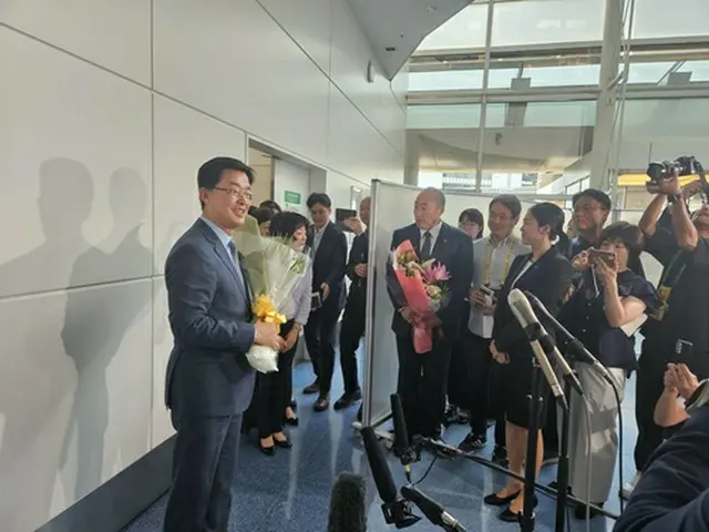 羽田空港で取材に応じる韓国の朴喆熙駐日大使＝９日、東京（聯合ニュース）