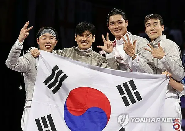 韓国はフェンシング男子サーブル団体決勝で優勝し、五輪３連覇を達成した＝（聯合ニュース）