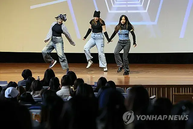 今年１月、梨花女子大で行われた韓国語スピーチ大会の祝賀公演でダンスを披露する学生たち＝（聯合ニュース）