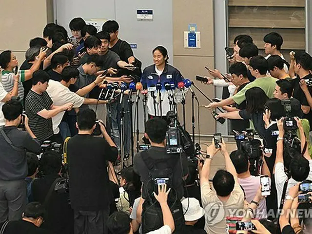 仁川国際空港に到着したバドミントン女子の安洗塋＝７日、仁川（聯合ニュース）