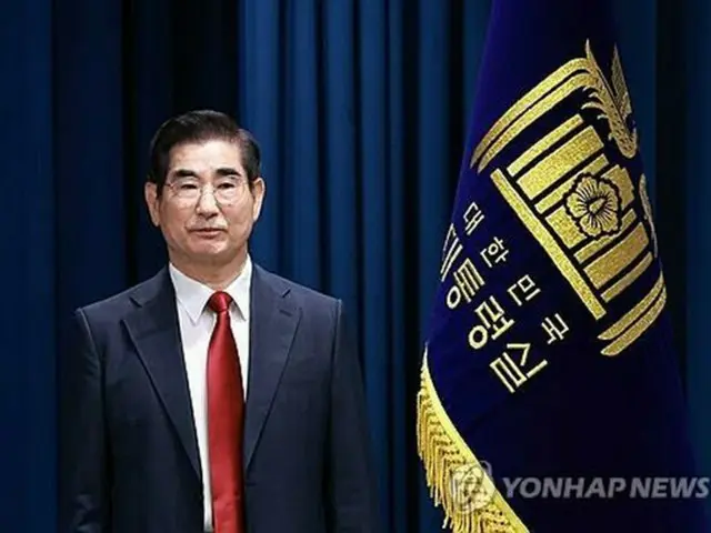 大統領室庁舎で開かれた記者会見に出席した金龍顕・国防部長官候補＝１２日、ソウル（聯合ニュース）